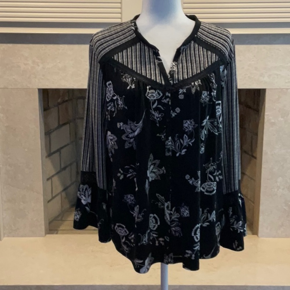 Floral Black and White Women's Top. Excellent Condition.